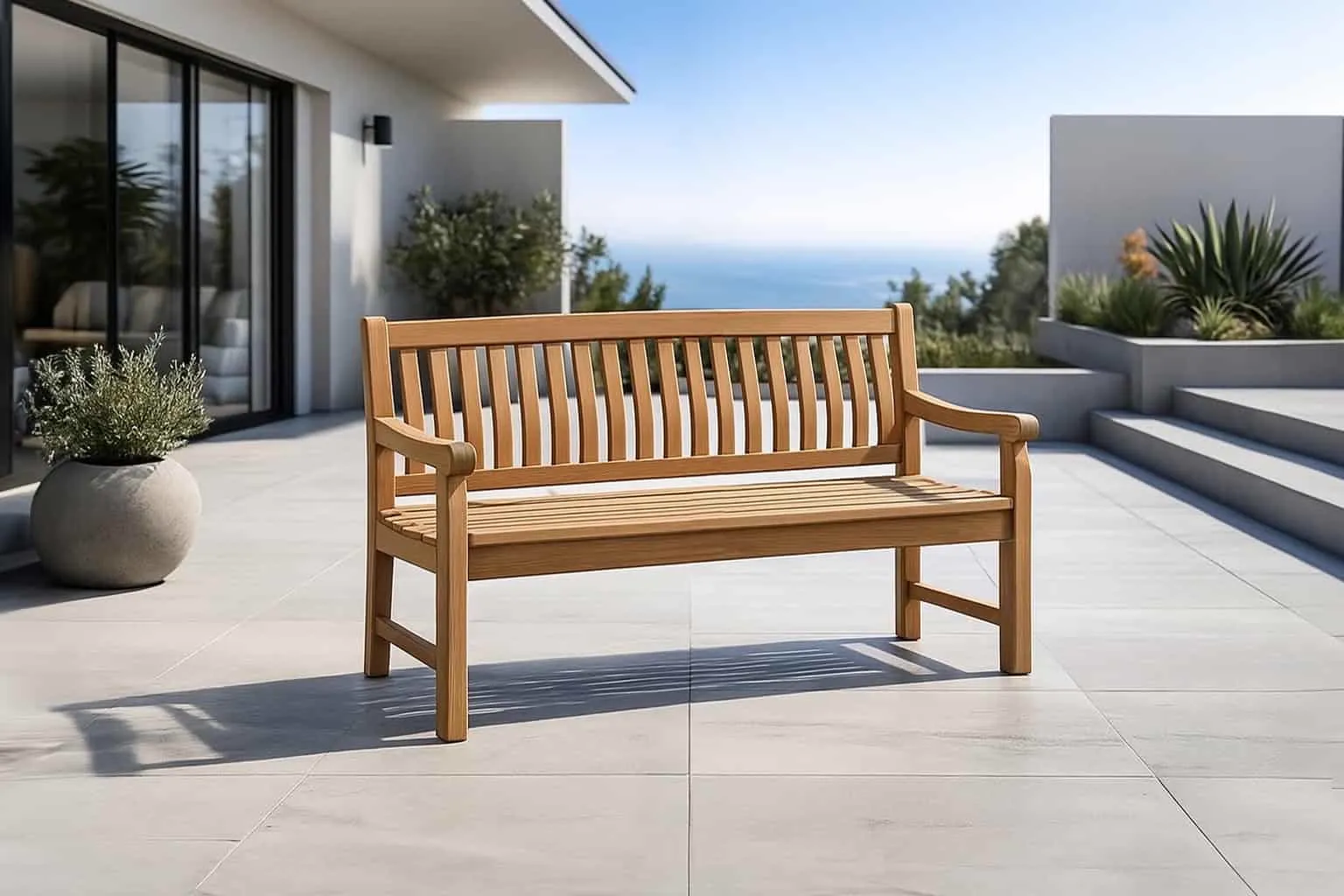 Gartenbank Patrick 5 cm 150 cm auf einer Terrasse mit Meerblick, neben einem Pflanzgefäß - Livingfurn