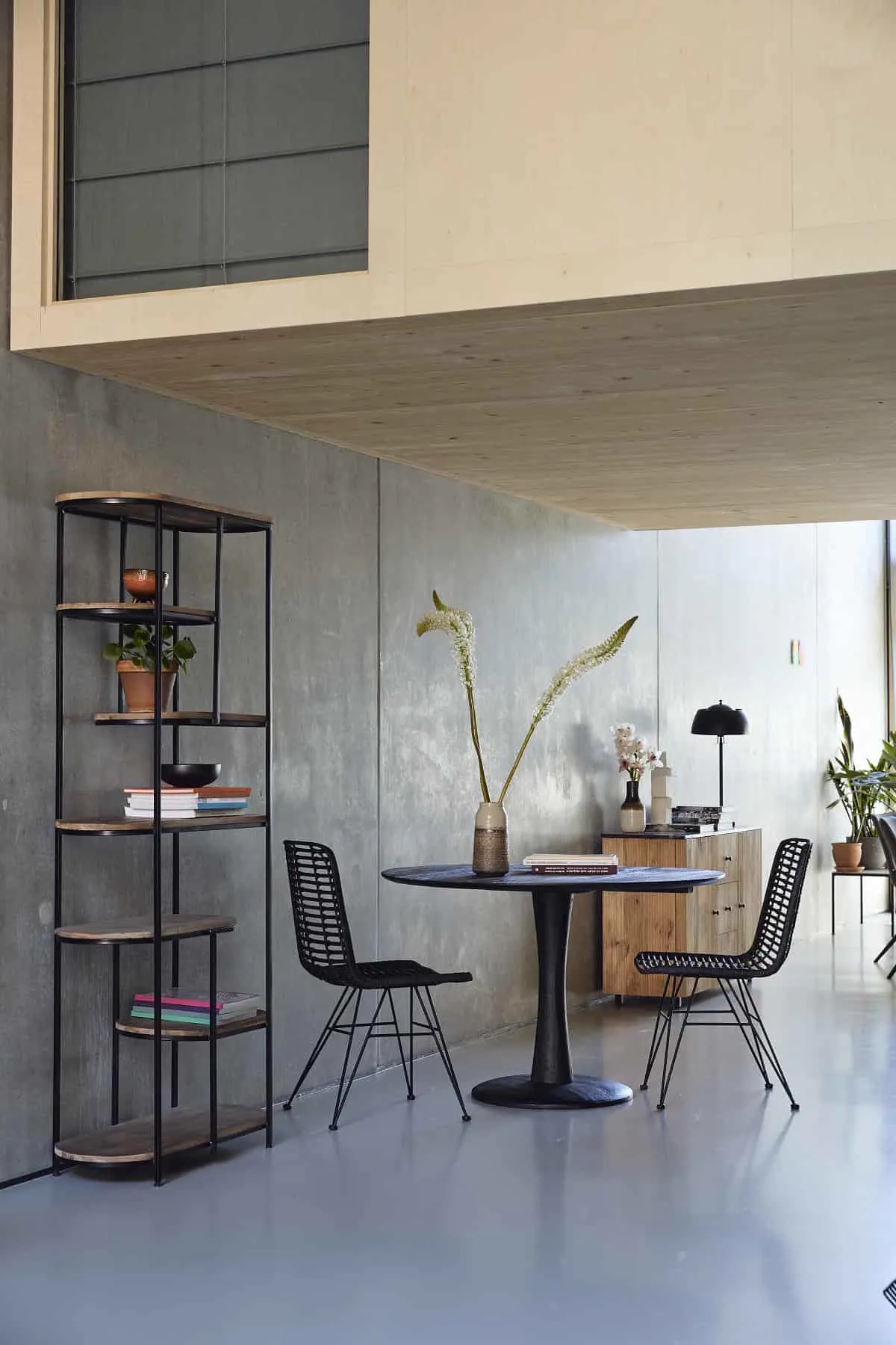Wandschrank Brix Milou 190cm in einem modernen Wohnzimmer mit Betonwänden und Holzdetails