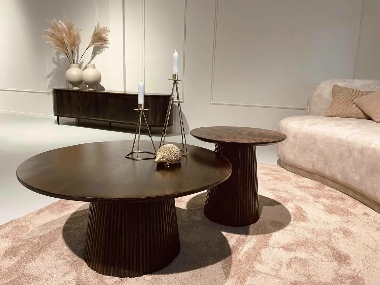 Couchtisch Salvator Walnut 80cm in einem stimmungsvollen Wohnzimmer mit beigem Teppich und Sofa - Livingfurn