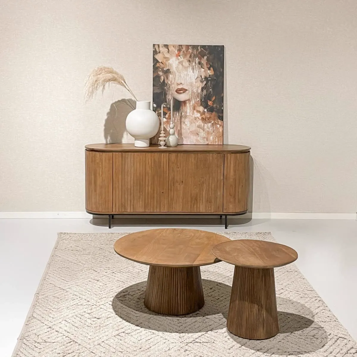 Couchtisch Salvator 80cm in einer stimmungsvollen Studio-Einrichtung mit einem Sideboard und Teppich - Livingfurn