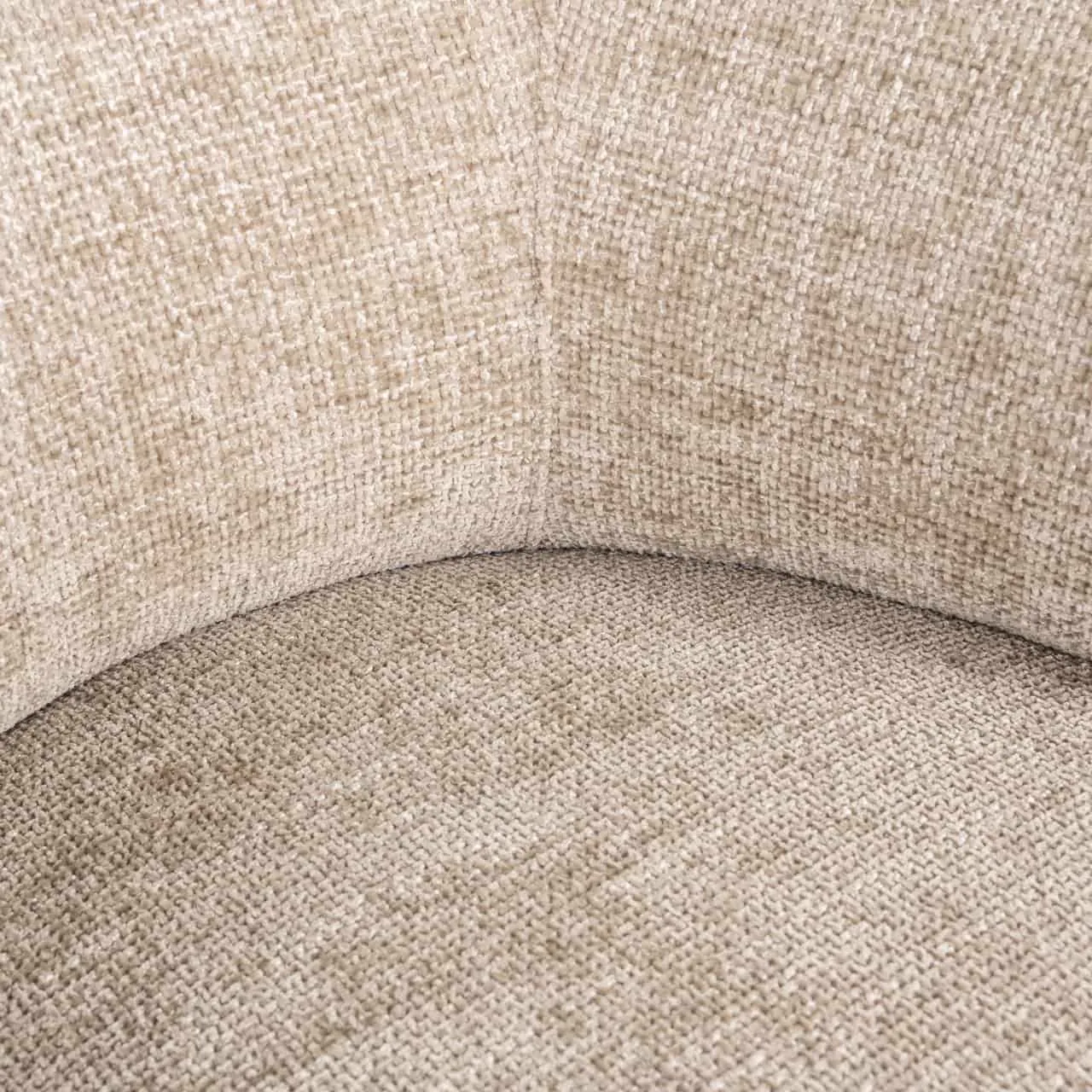 Detailaufnahme des Lounge Sessel Montana Desert Renegade, mit Fokus auf die Textur des Bezugs und eine gebogene Naht - Richmond Interiors
