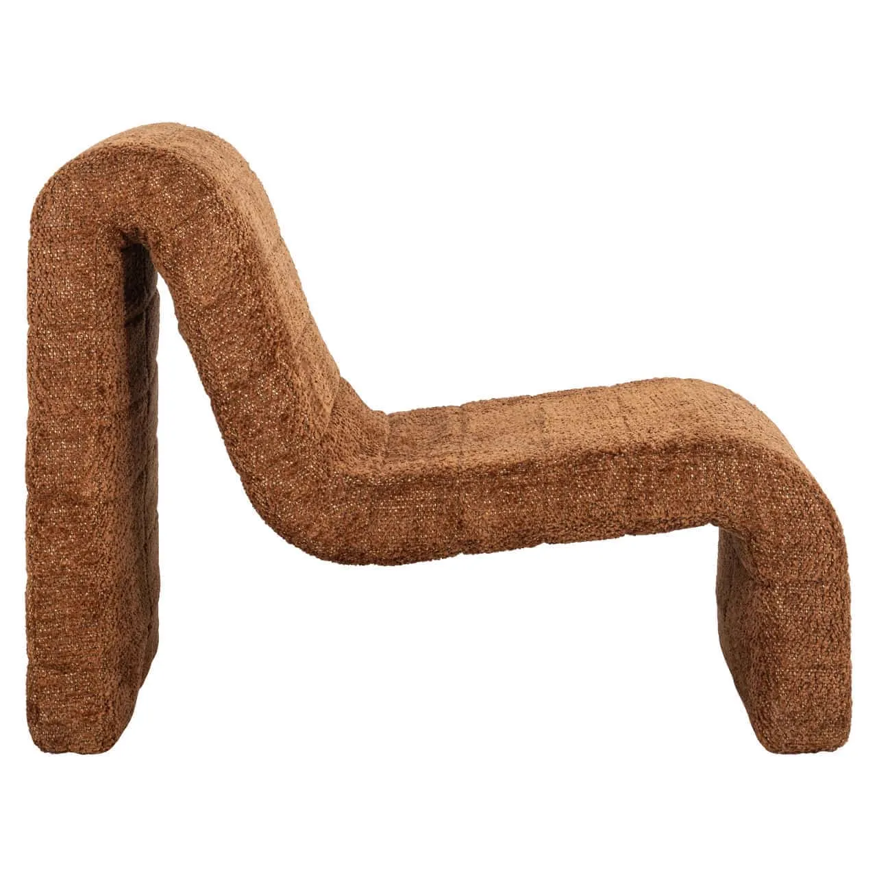 Loungesessel Kelly Lovely Cinnamon, ein brauner Stoffstuhl mit welliger Form auf weißem Hintergrund - Richmond Interiors