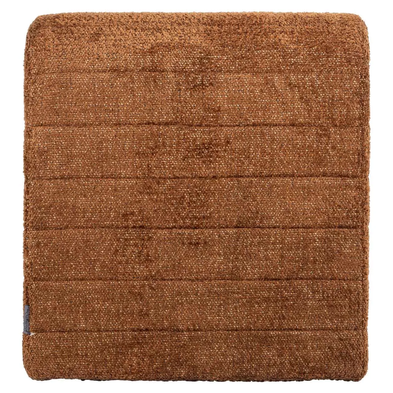 Detailaufnahme des Loungesessel Kelly Lovely Cinnamon, mit Fokus auf den strukturierten Stoff und horizontale Nähte - Richmond Interiors