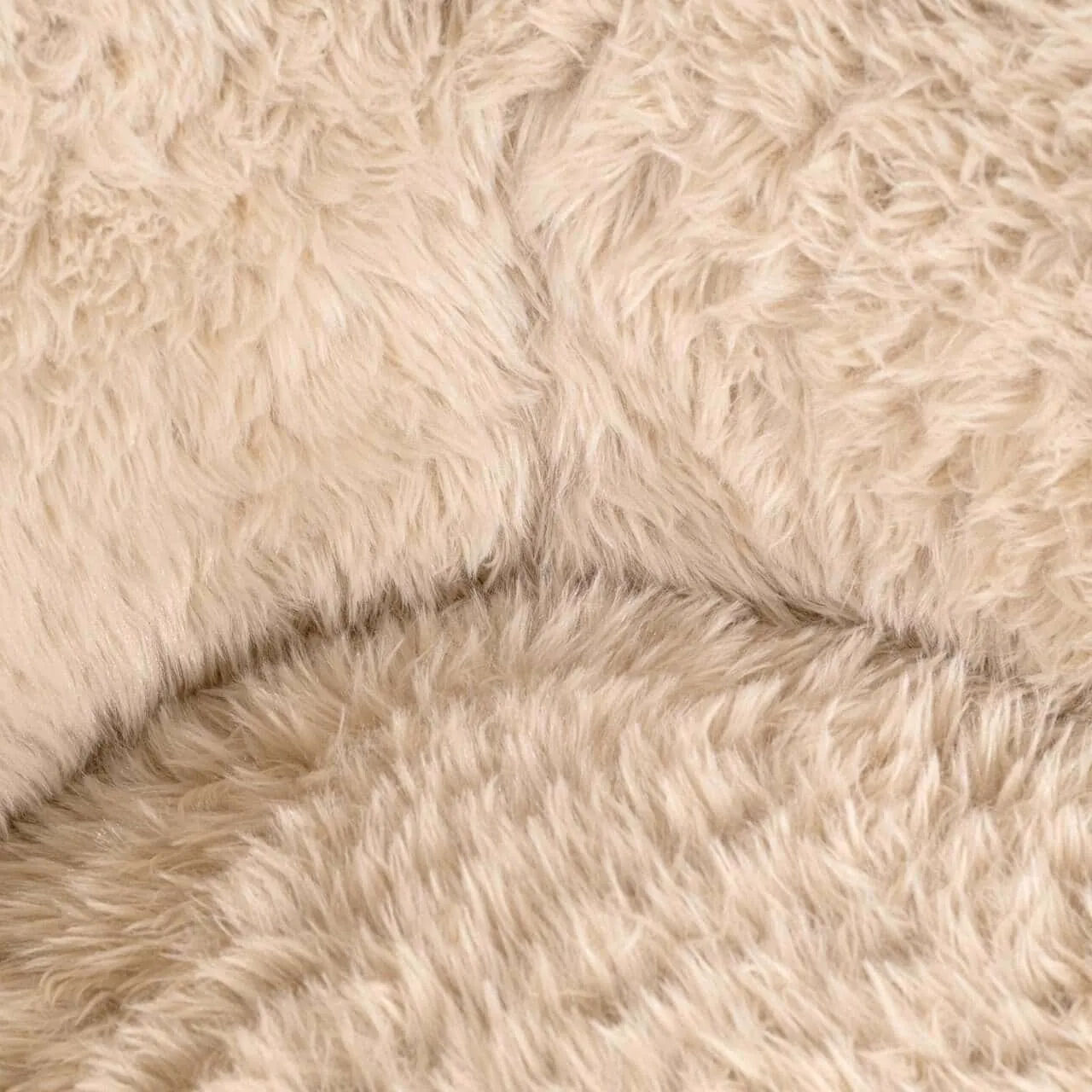 Nahaufnahme des weichen, sandfarbenen Stoffes des Loungesessel Lenny Yakety Sand Swivel Kids - Richmond Interiors