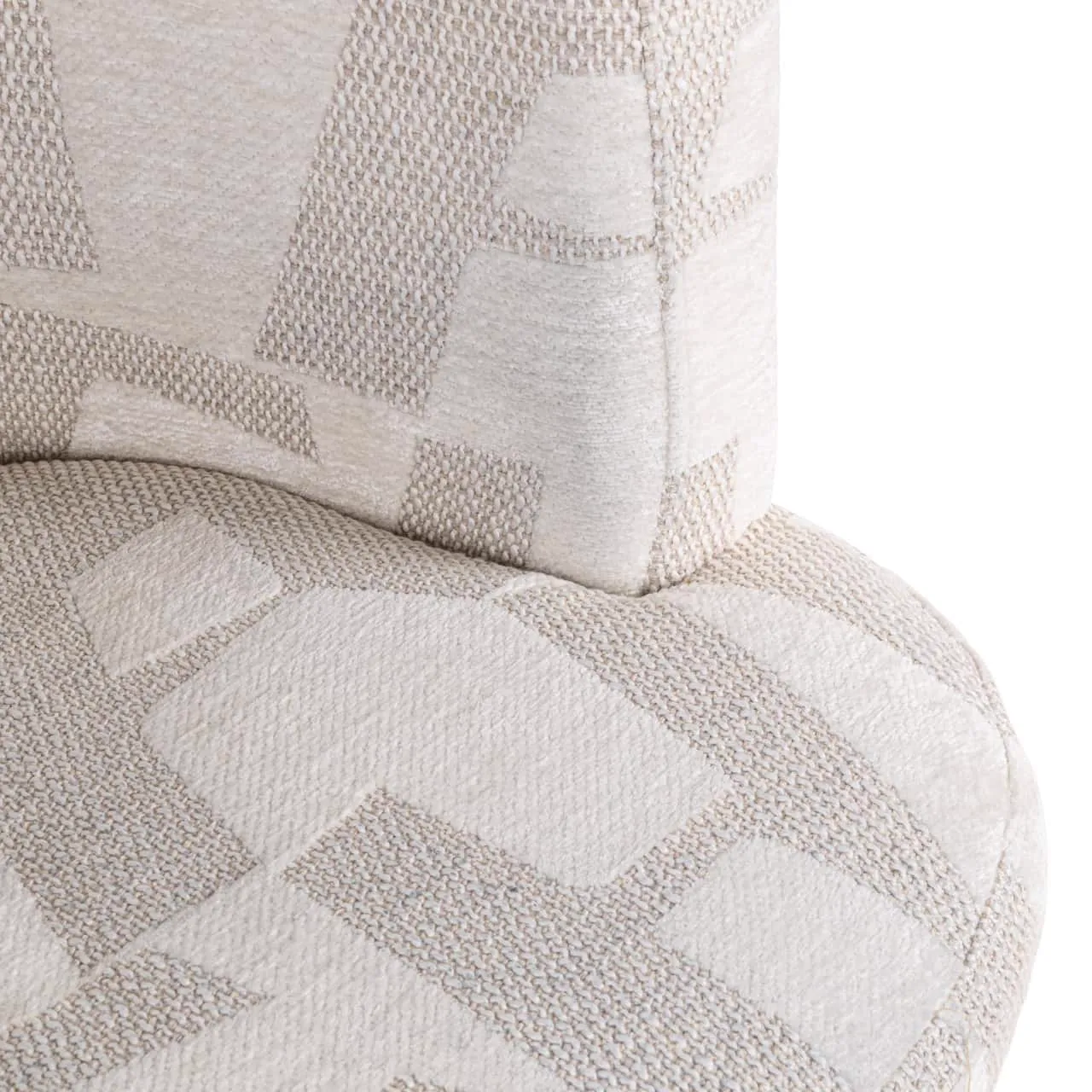 Detailopname van de beige grafische stof van eetkamerstoel Rochenne, met een patroon van lichte en donkere blokken - Richmond Interiors
