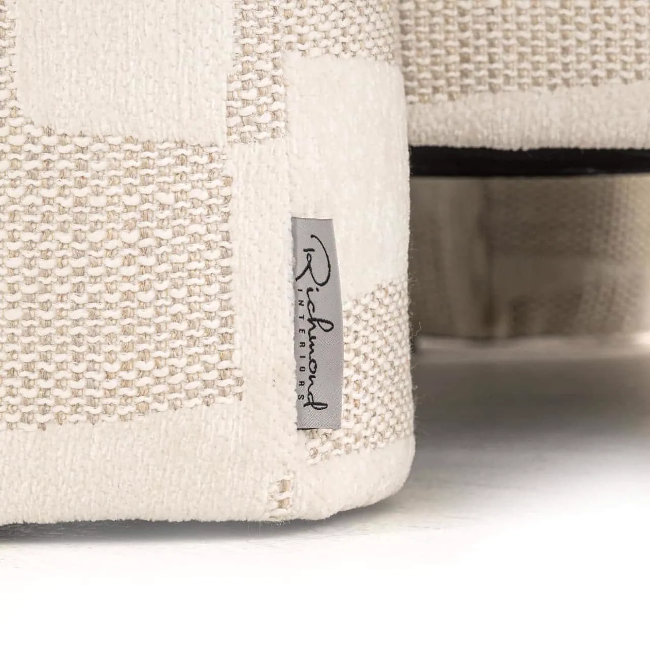 Detail des Loungesessels Tuscany beige Graffic mit Blick auf das gewebte Muster und das Markenetikett - Richmond Interiors
