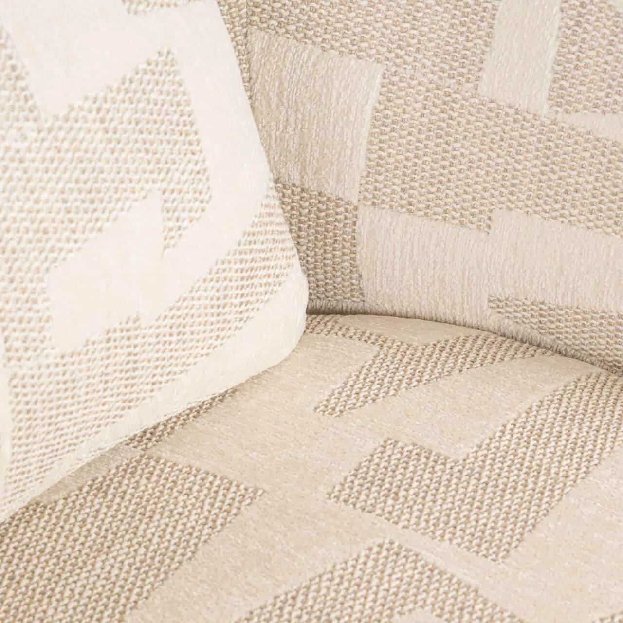 Detail van de Lounge stoel Tuscany beige graffic met een close-up van de beige stof en het grafische patroon - Richmond Interiors