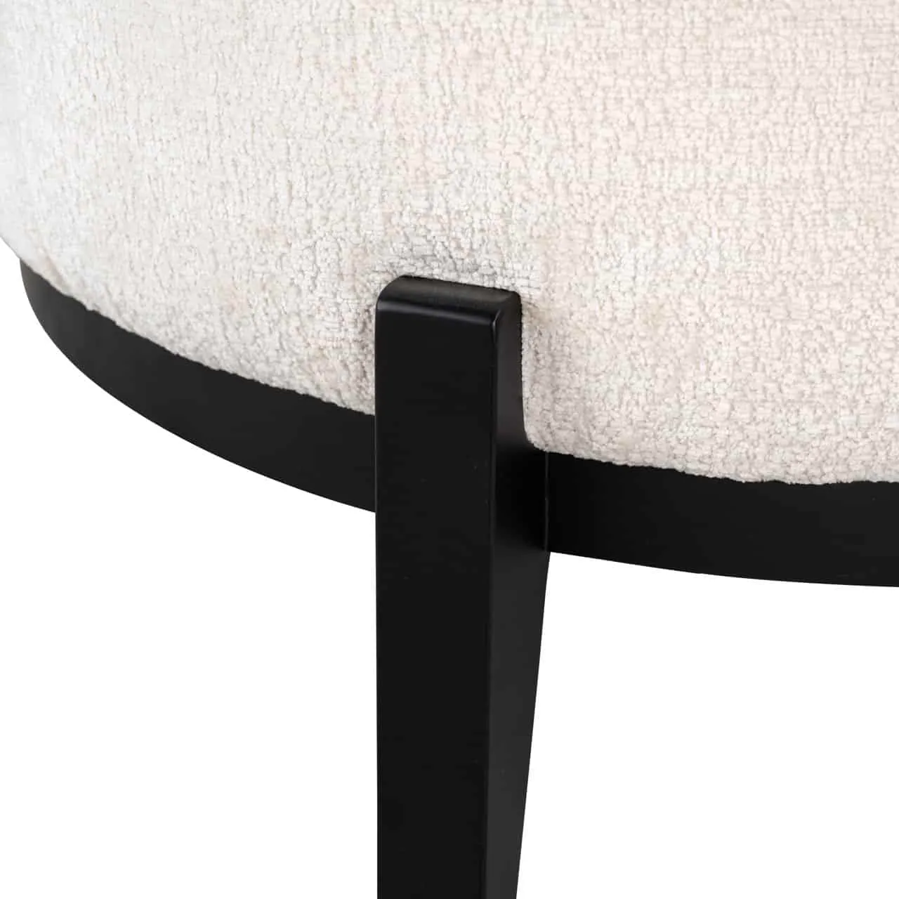Detail van de Lounge stoel Montana customized fire retardant met een close-up van de zwarte poot en lichte bouclé stof - Richmond Interiors