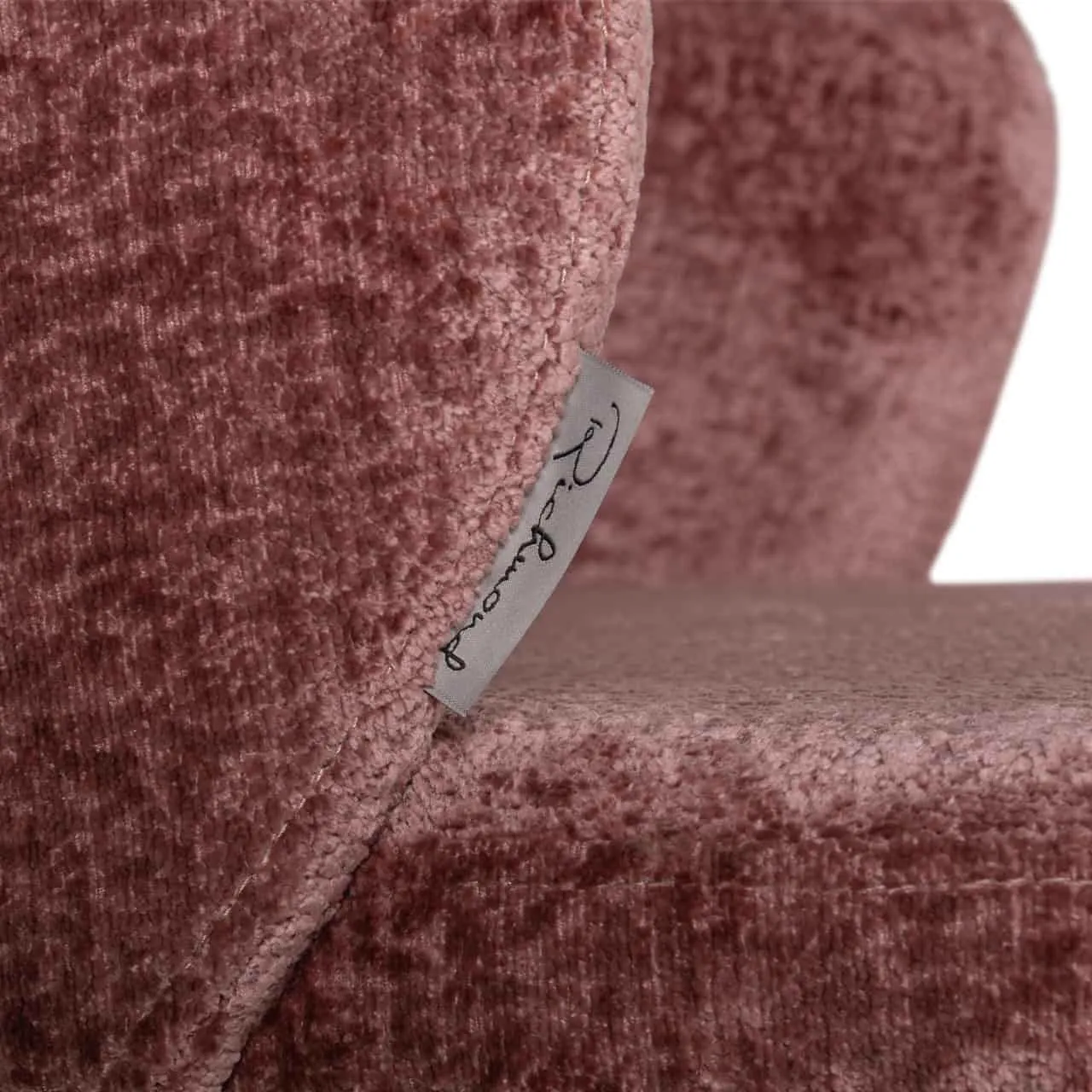 Nahaufnahme des rosafarbenen Samtstoffs und des Richmond Interiors Etiketts des Barhockers Savoy