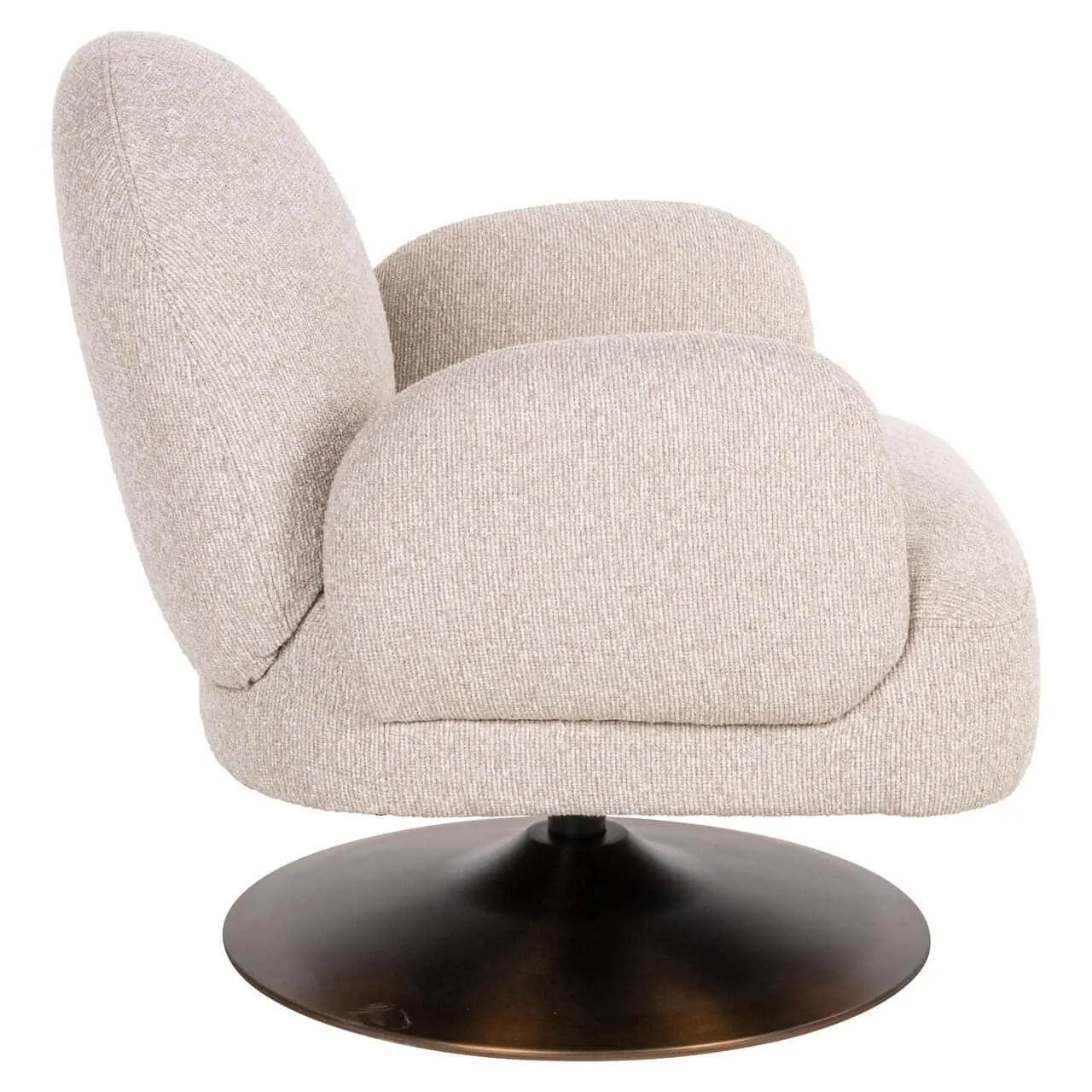 Loungesessel Kagney biscotti swivel auf weißem Hintergrund, schräg von der Seite fotografiert - Richmond Interiors