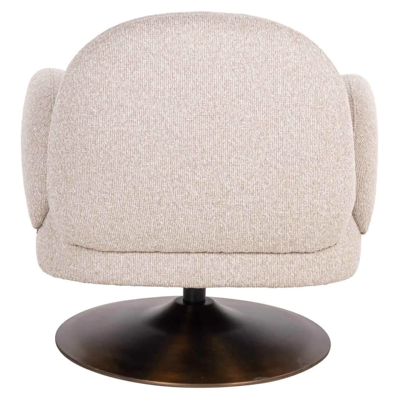 Achterkant van de Lounge stoel Kagney biscotti swivel op een witte achtergrond, met de ronde metalen voet - Richmond Interiors
