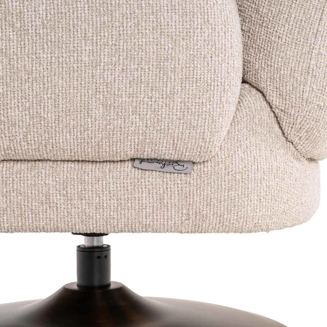 Detailopname van de Lounge stoel Kagney biscotti swivel, met focus op de textuur van de stof en het Richmond Interiors label