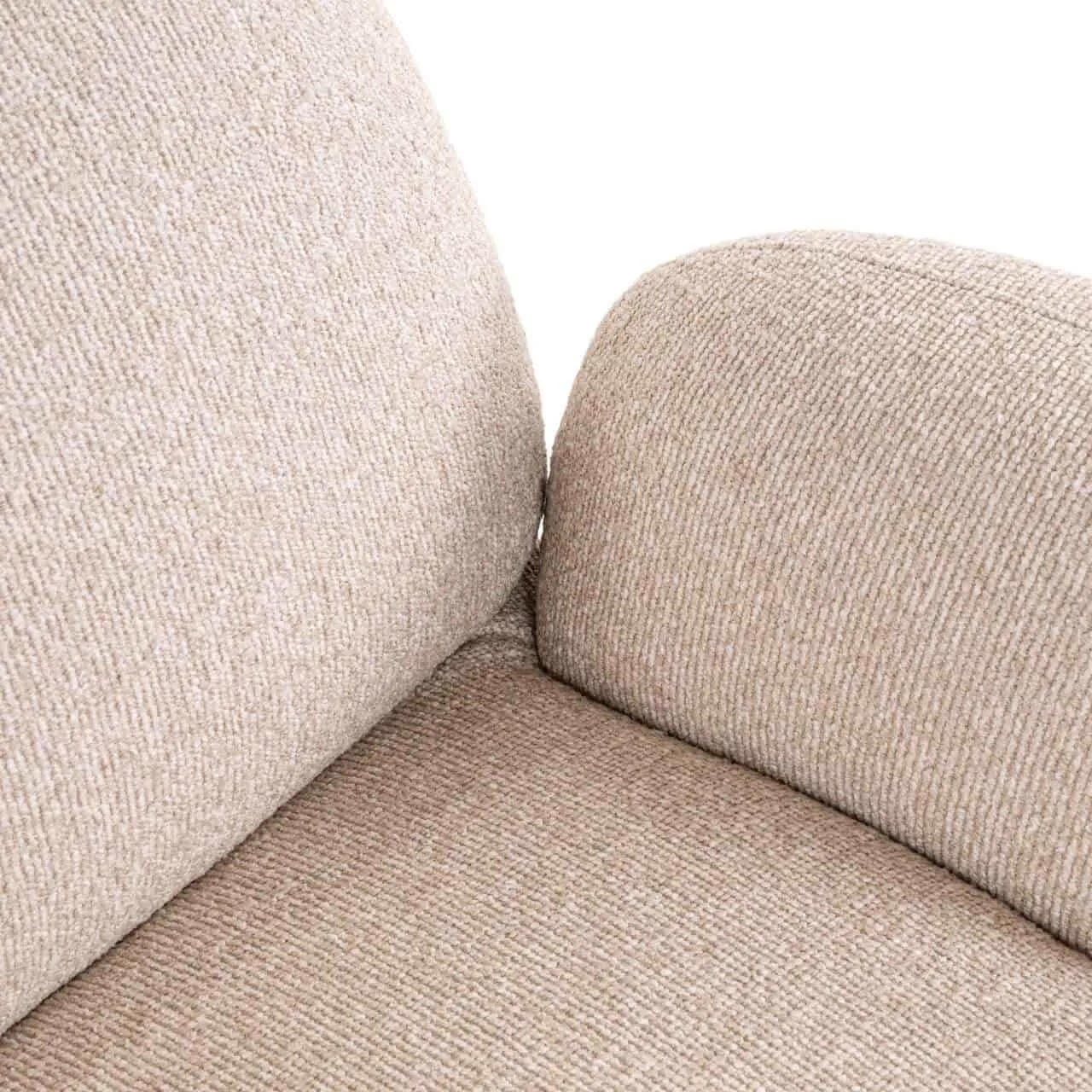 Detailopname van de Lounge stoel Kagney biscotti swivel, met de textuur van de stof en de rondingen van de armleuning - Richmond Interiors