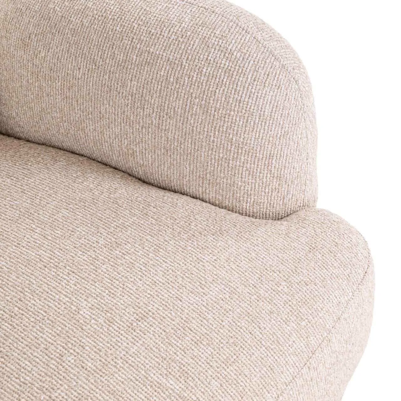Detailopname van de Lounge stoel Kagney biscotti swivel, met de textuur van de stof en een gebogen armleuning - Richmond Interiors