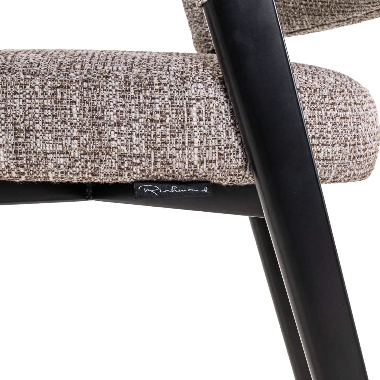 Detail des Esszimmerstuhls Zeno earth tweed mit Blick auf den Stoff und das Richmond Interiors Etikett