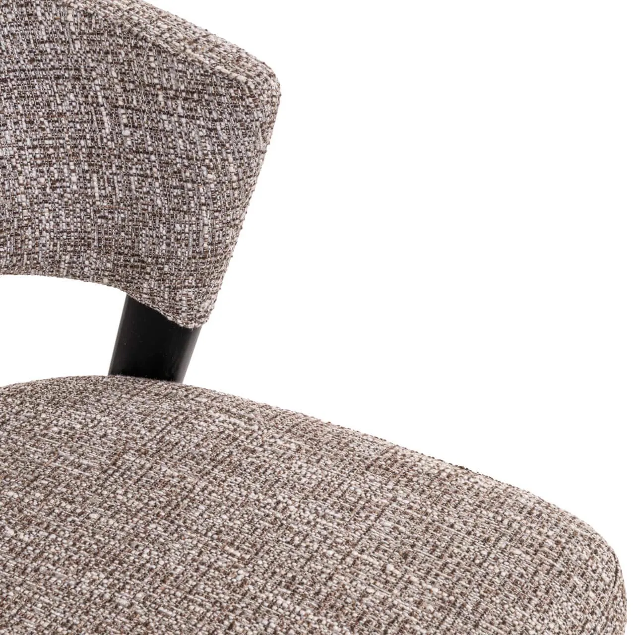 Nahaufnahme des Esszimmerstuhls Zeno earth tweed, mit Fokus auf den Stoff und die Rückenlehne - Richmond Interiors