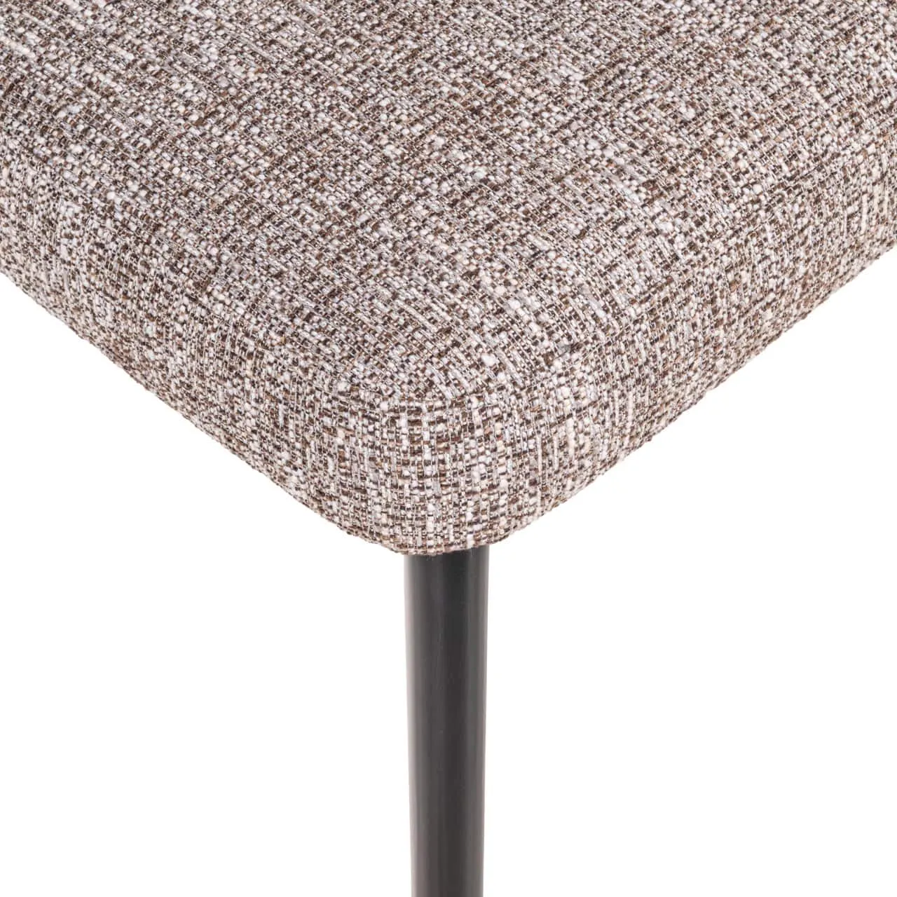 Close-up van de zitting en een poot van eetkamerstoel Zeno earth tweed op een witte achtergrond - Richmond Interiors