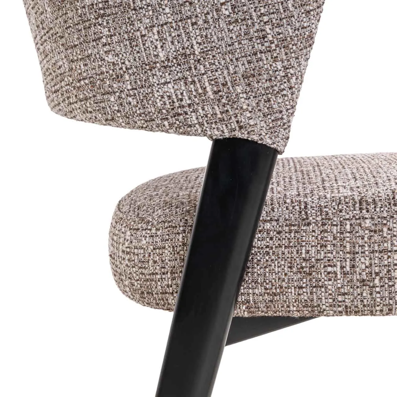 Close-up van de eetkamerstoel Zeno earth tweed, met focus op de geweven stof van de rugleuning en zitting en een zwarte stoelpoot - Richmond Interiors