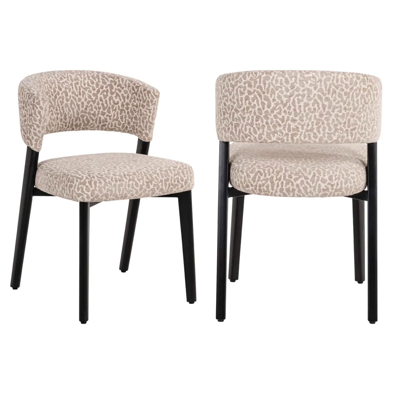 Zwei Esszimmerstühle Zeno beige leopard auf weißem Hintergrund, von vorne und schräg vorne fotografiert - Richmond Interiors
