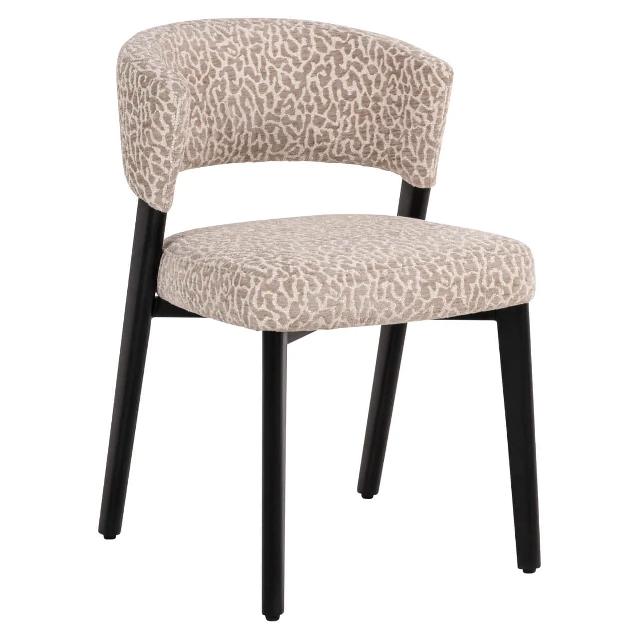 Esszimmerstuhl Zeno beige leopard auf weißem Hintergrund, aus einem leicht schrägen Winkel fotografiert - Richmond Interiors