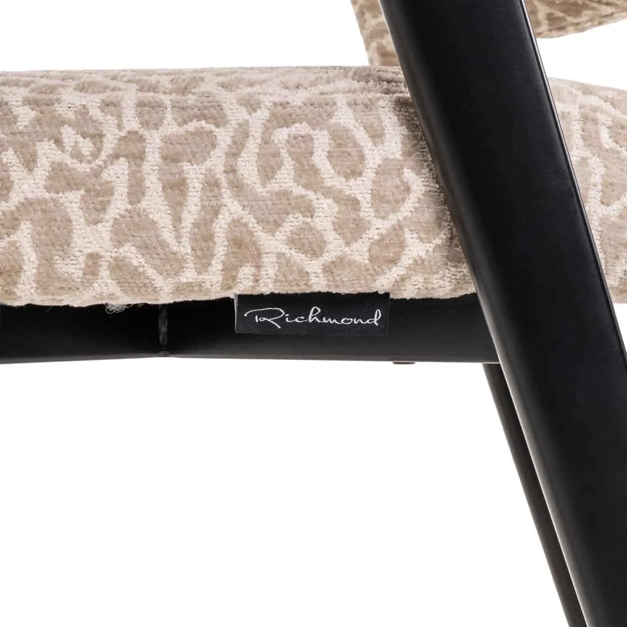 Detail der Sitzfläche des Esszimmerstuhls Zeno beige leopard mit dem Richmond Interiors Etikett