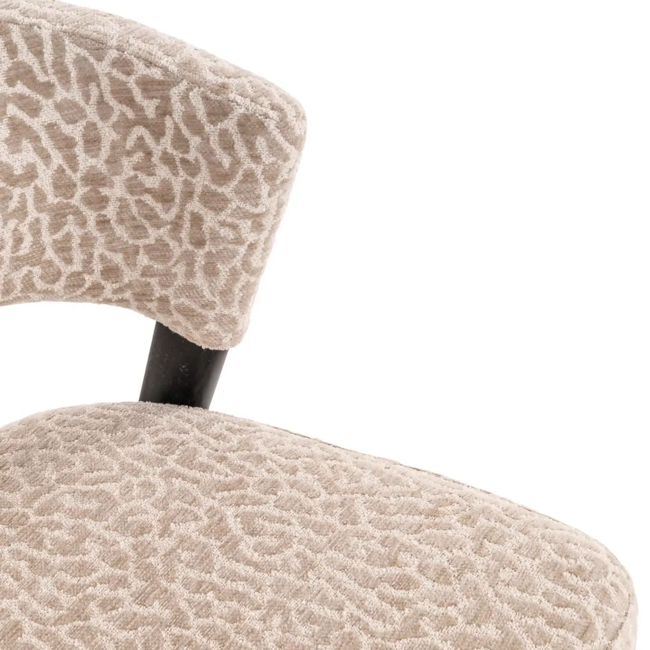 Detail van de eetkamerstoel Zeno beige leopard, met close-up van de zitting en rugleuning - Richmond Interiors