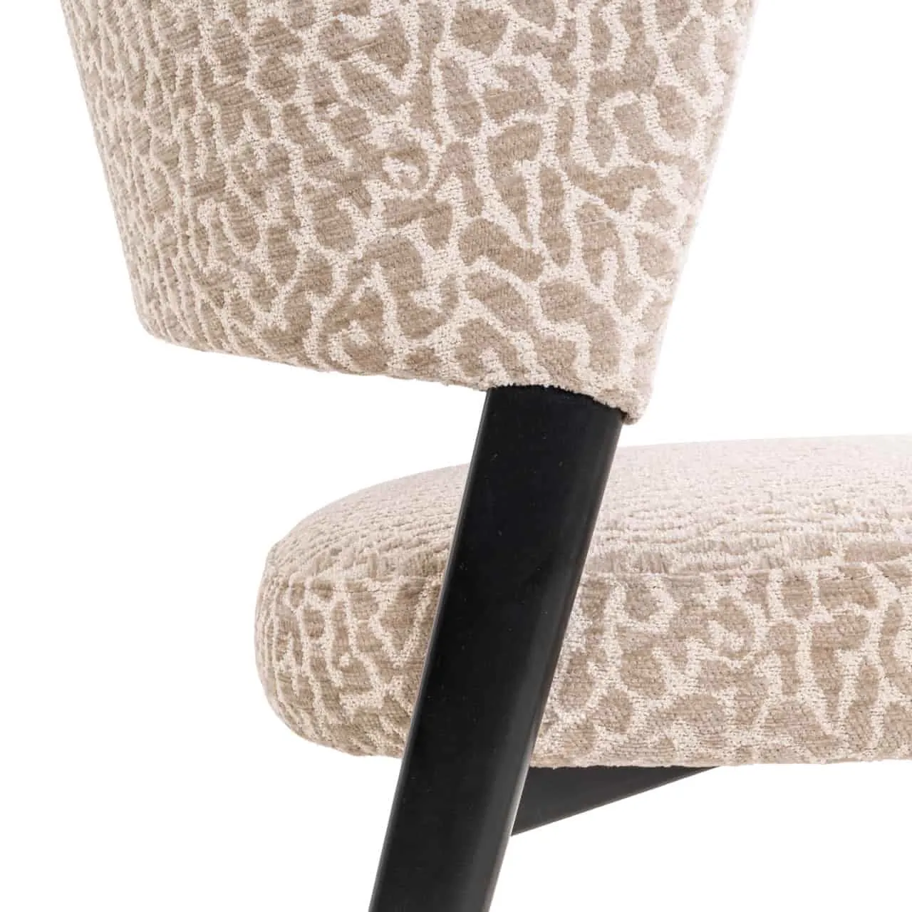 Detail van de beige leopard stof en zwarte stoelpoot van eetkamerstoel Zeno - Richmond Interiors