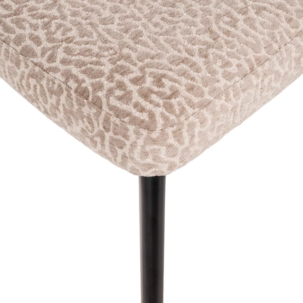 Detail der Sitzfläche des Esszimmerstuhls Zeno beige leopard mit einem schwarzen Stuhlbein - Richmond Interiors
