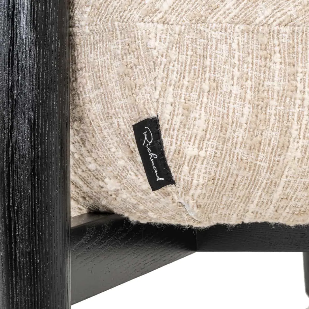 Detail des Loungesessels Ornella Beige Angora, mit einem Richmond Interiors Etikett und der Stoffstruktur