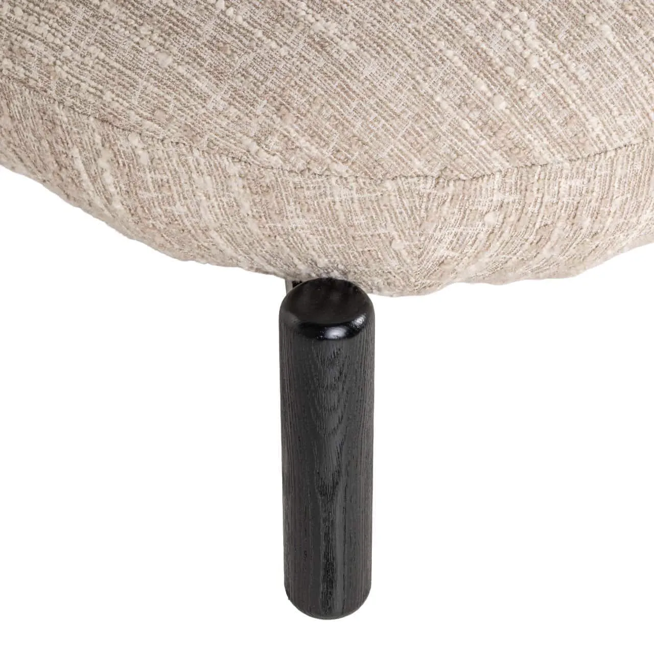 Detail van de Lounge stoel Ornella beige angora met een zichtbare zwarte houten poot en de textuur van de stof - Richmond Interiors