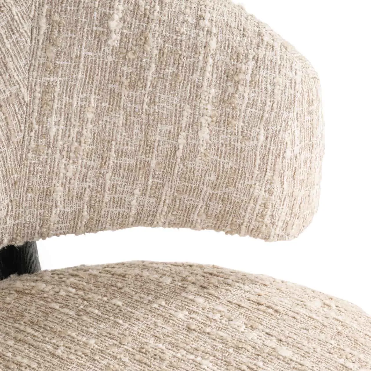 Detailopname van de beige angora stof met textuur van de Lounge stoel Ornella - Richmond Interiors