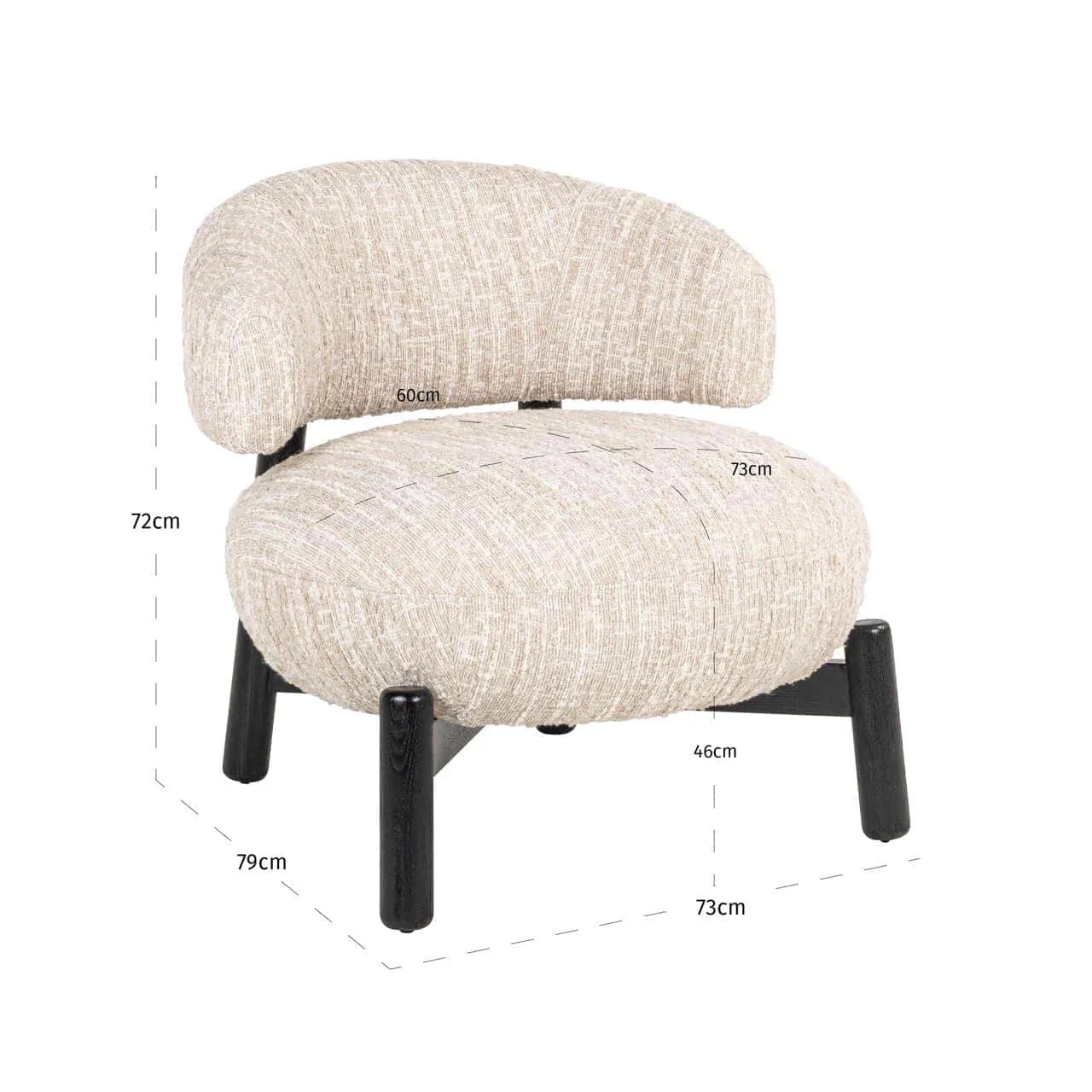 Loungesessel Ornella Beige Angora, schräg von vorne auf weißem Hintergrund mit Maßen fotografiert - Richmond Interiors