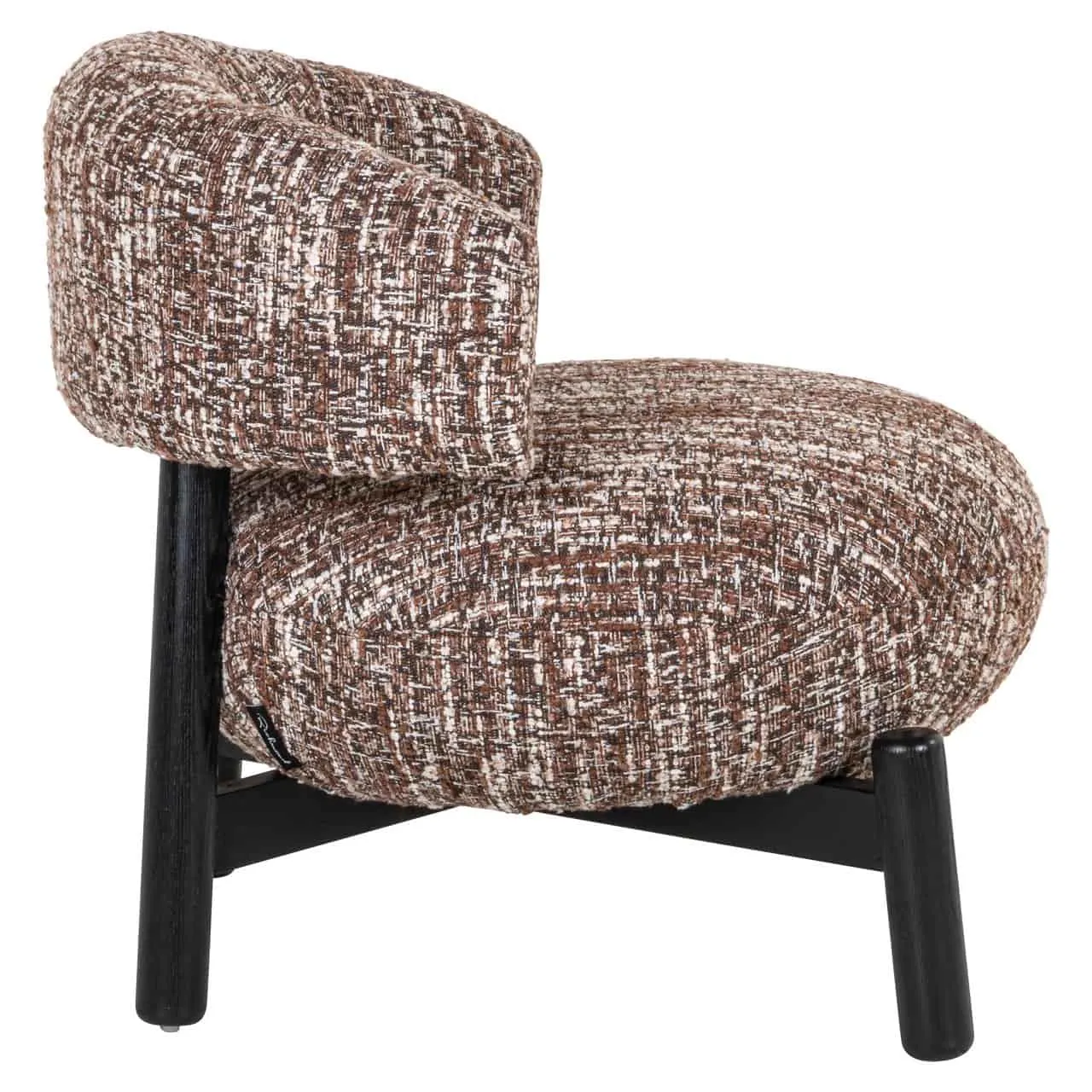 Lounge-Sessel Ornella Haselnussbraun von Richmond Interiors, schräg von vorne auf weißem Hintergrund fotografiert