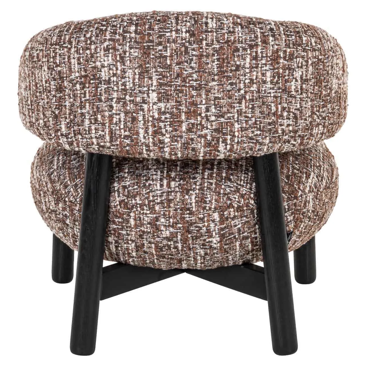 Lounge stoel Ornella hazel op een witte achtergrond, met een close-up van de bruin-witte bouclé stof en zwarte poten - Richmond Interiors
