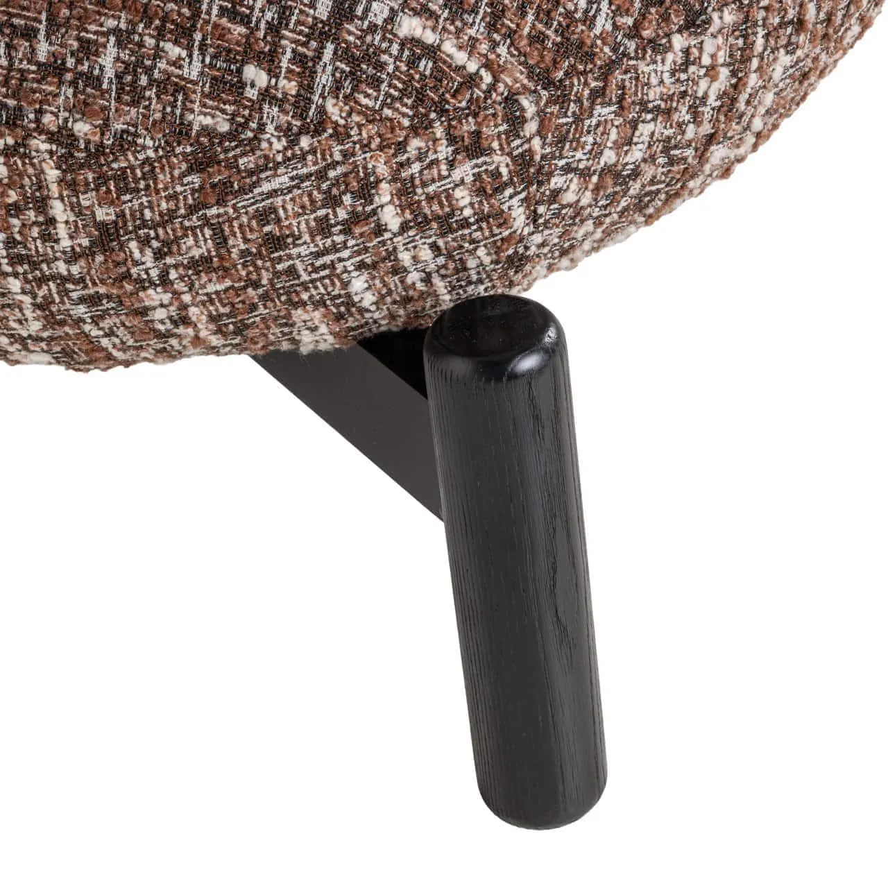 Detailaufnahme des Lounge-Sessels Ornella Haselnussbraun, mit dem braun-weißen Bouclé-Stoff und einem schwarzen Möbelbein - Richmond Interiors