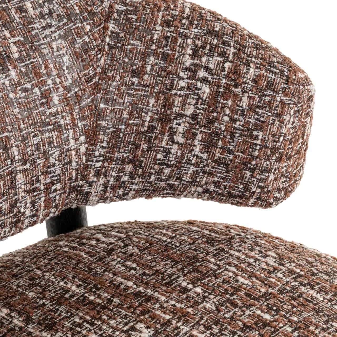 Detailopname van de hazelnootkleurige stof van de Lounge stoel Ornella, met een grof geweven patroon - Richmond Interiors