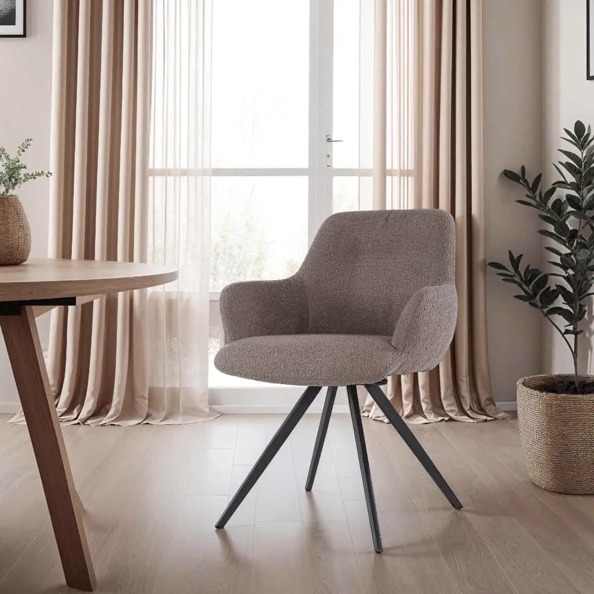 Doreen Boucle Brown Stuhl in einem modernen Wohnzimmer mit Holzboden und beigen Vorhängen - Livingfurn