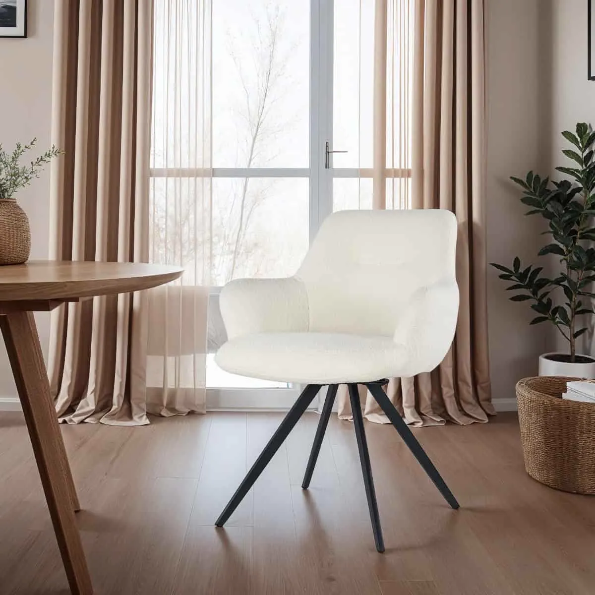 Der Doreen Boucle Weiß Stuhl in einem hellen Wohnzimmer mit Holzboden und großen Fenstern - Livingfurn