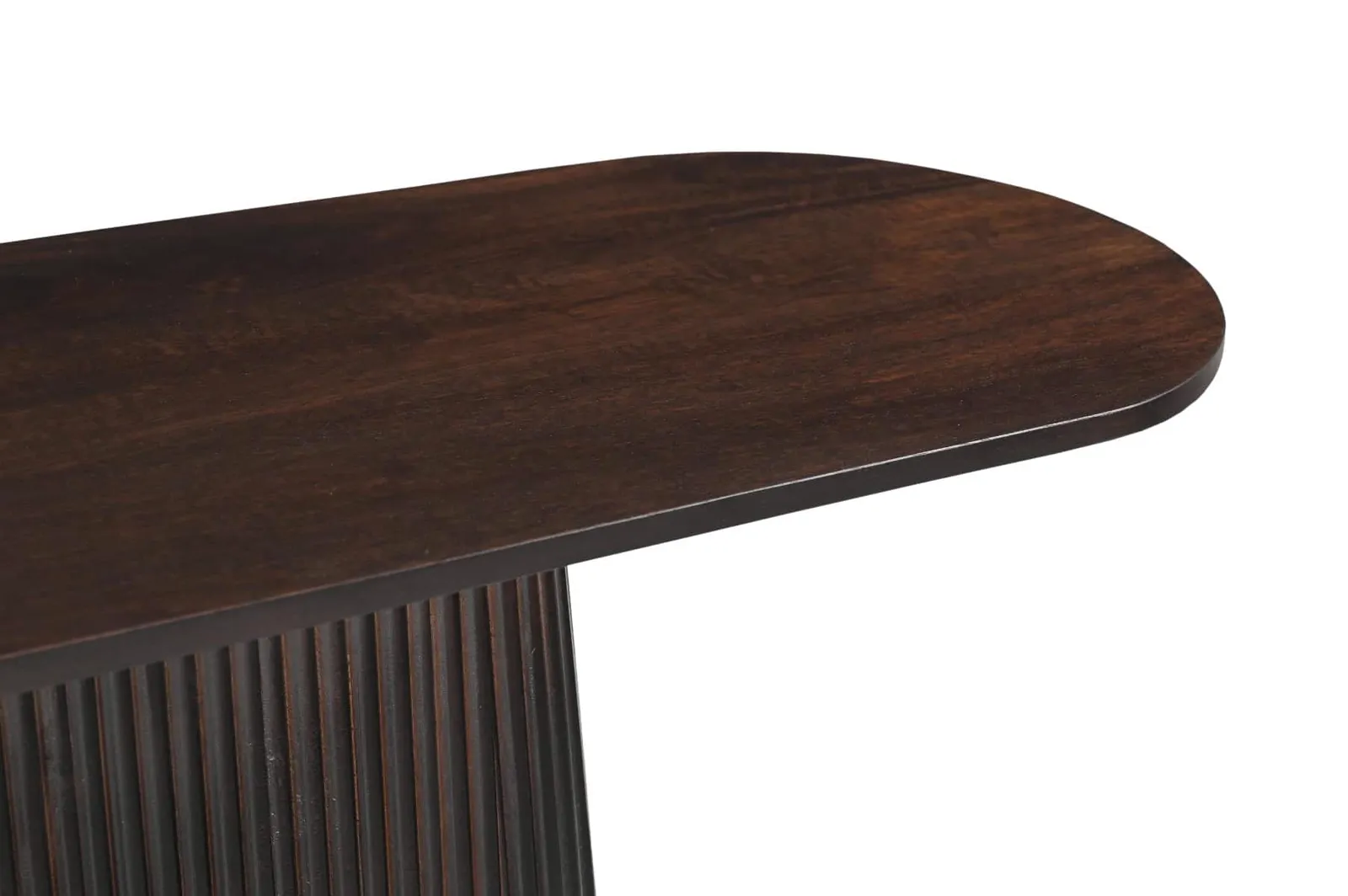Detail van de Sidetable Salvator Walnut 140cm, bovenaanzicht van het walnootkleurige blad en de geribbelde poot - Livingfurn