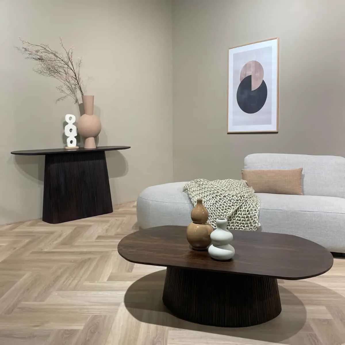 Sidetable Salvator Walnut 140cm in een woonkamer setting met een bank en salontafel - Livingfurn