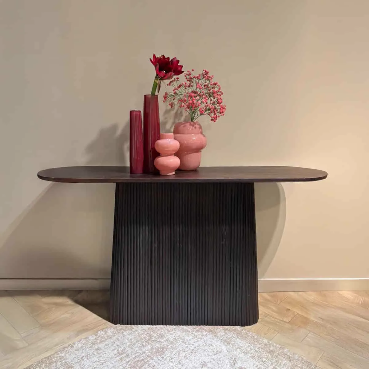 Sidetable Salvator Walnut 140cm in een studio-opstelling met vazen en bloemen op een lichtgekleurde achtergrond - Livingfurn