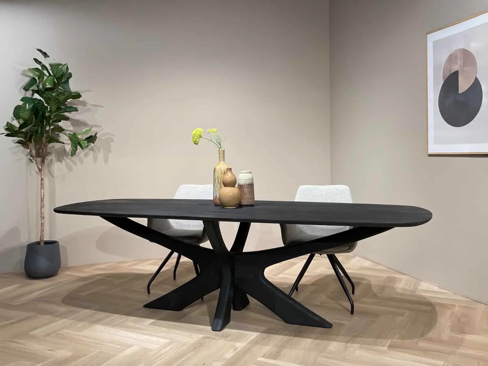 Der Esstisch Brix Montreaux Black 250cm in einem Studio mit zwei Stühlen und Dekoration