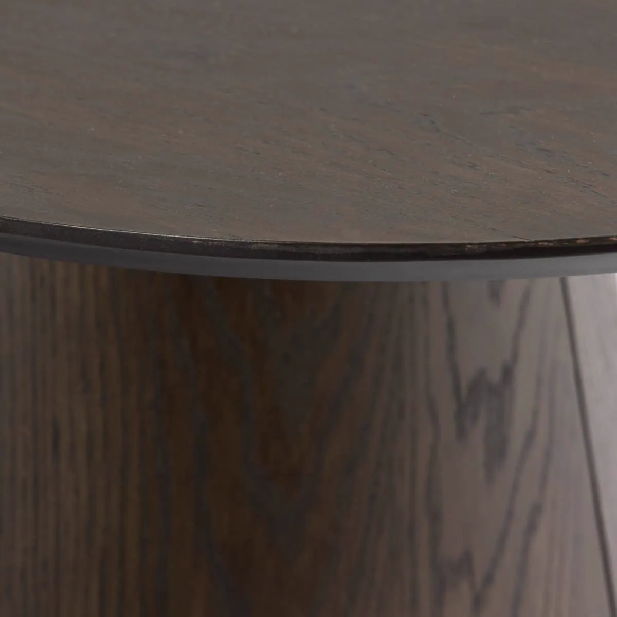 Detailaufnahme des Couchtisch Novero Espresso Oval 120cm, mit der dunklen Holztischkante und Tischplatte - Livingfurn
