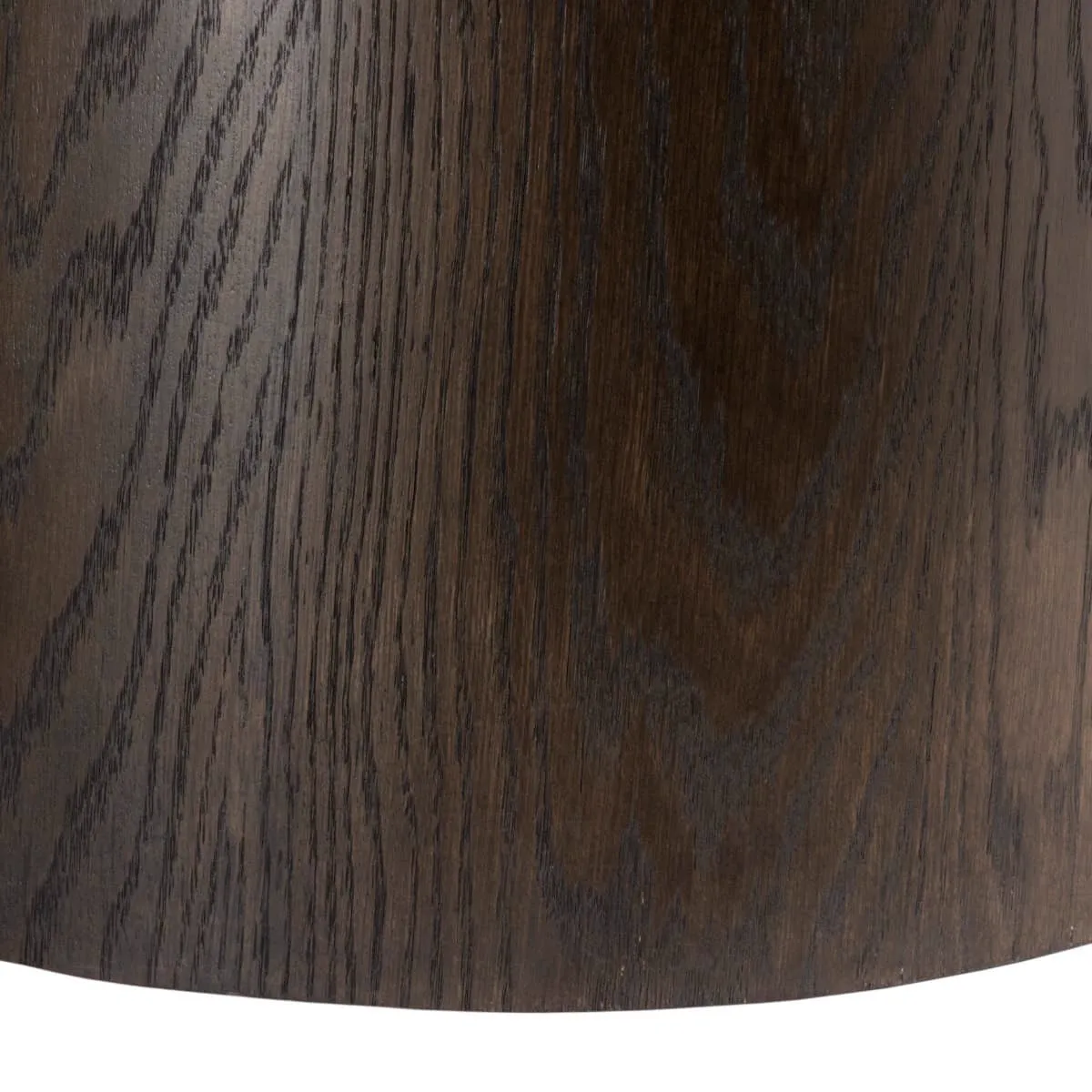 Detail des Couchtisch Novero Espresso Oval 120cm, mit einer Nahaufnahme der dunklen Holzmaserung - Livingfurn