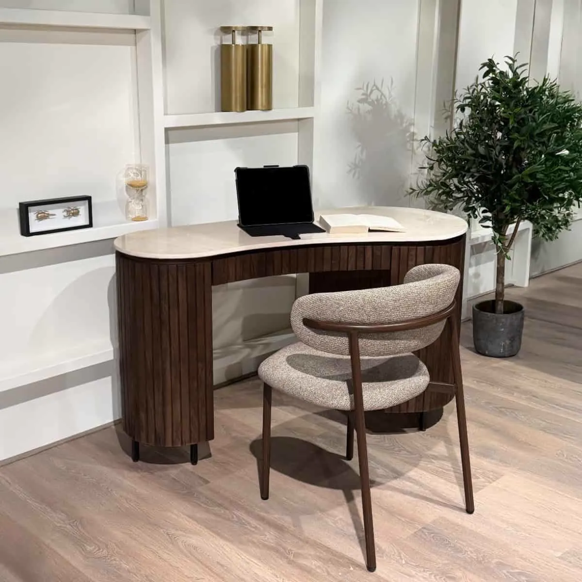 Esszimmerstuhl Micah Hush Walnut in einem hellen Arbeitszimmer mit Schreibtisch und Pflanze - Livingfurn