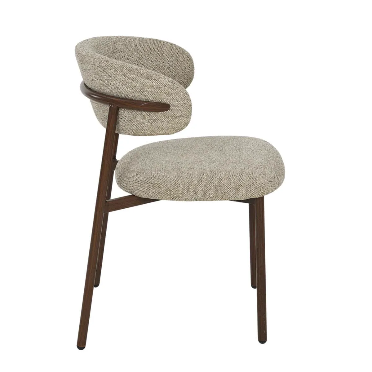 Esszimmerstuhl Micah Hush Walnut mit beigem Stoffbezug und Rückenlehne, auf weißem Hintergrund, aus schräger Perspektive - Livingfurn