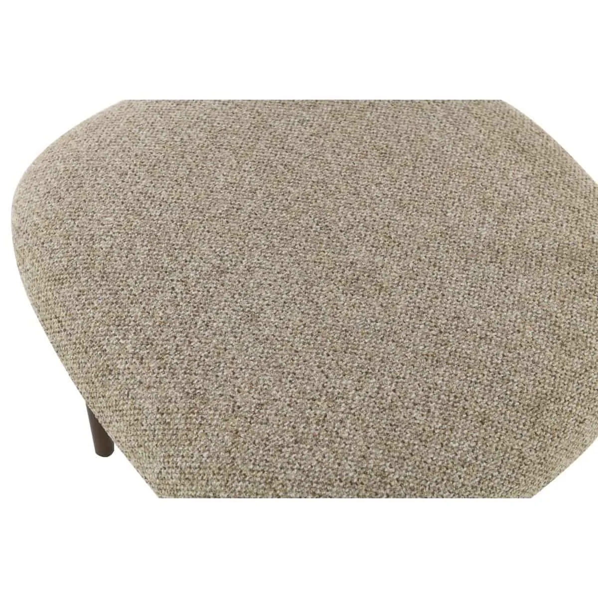 Nahaufnahme der Sitzfläche des Esszimmerstuhls Micah Hush Walnut, mit der detaillierten Textur des beigefarbenen Stoffes - Livingfurn