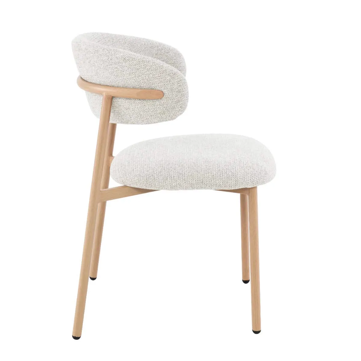 Micah Hush Oak Stuhl auf weißem Hintergrund, aus leichtem Winkel fotografiert - Livingfurn