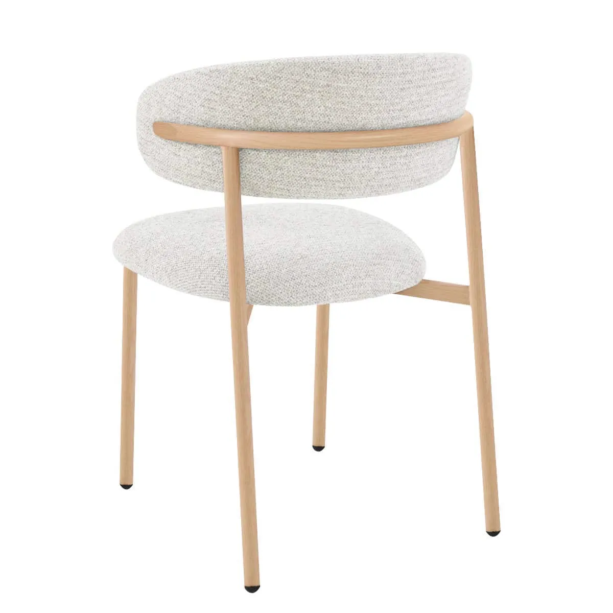 Micah Hush Oak Stuhl auf weißem Hintergrund, aus einem leichten Winkel fotografiert - Livingfurn