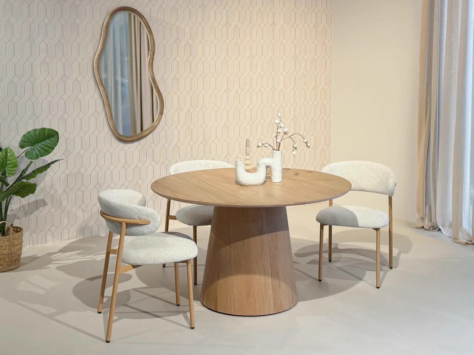 Micah Hush Oak Stühle um einen Holztisch in einem modernen Esszimmer mit gemusterter Tapete und Spiegel - Livingfurn